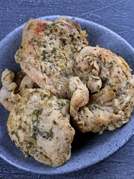 Haşlanmış tavuk göğsü baharatlı fileto diyet tabağı taze susam arkaplan restoran sosu porselen yağ