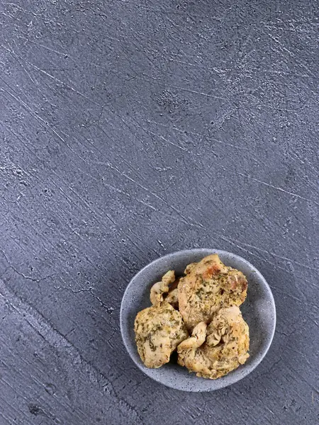 Haşlanmış tavuk göğsü baharatlı fileto diyet tabağı taze susam arkaplan restoran sosu porselen yağ