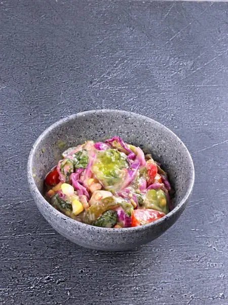 Salata vegan detoks sezonluk malzeme sağlık üst yeşil arka plan patates gıda yağı sos
