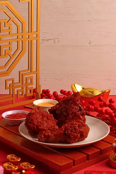 Çin Yeni Yılı. Kızarmış tavuk, çıtır çıtır. Kızarmış et lokantası.