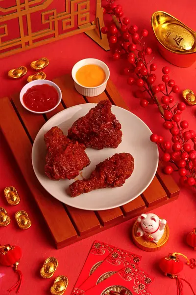 Çin Yeni Yılı. Kızarmış tavuk, çıtır çıtır. Kızarmış et lokantası.