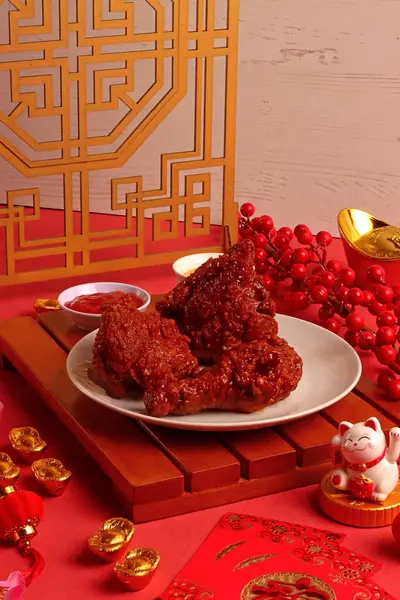 Çin Yeni Yılı. Kızarmış tavuk, çıtır çıtır. Kızarmış et lokantası.