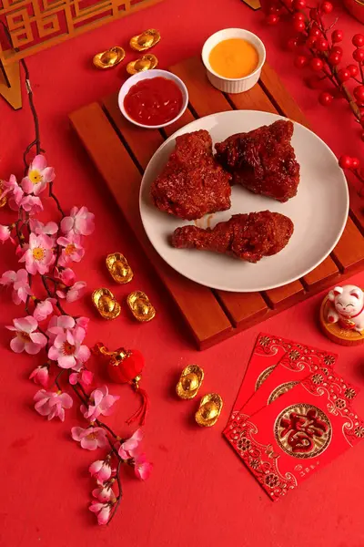 Çin Yeni Yılı. Kızarmış tavuk, çıtır çıtır. Kızarmış et lokantası.