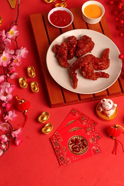 Çin Yeni Yılı. Kızarmış tavuk, çıtır çıtır. Kızarmış et lokantası.