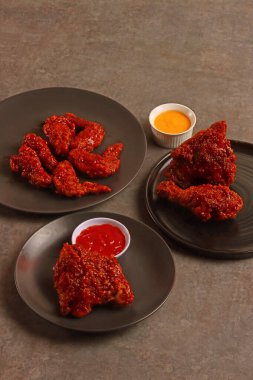 Kızarmış tavuk peyniri fast food kırmızı baharatlı menü Asya biber ürünü iş sosu fotorafi.