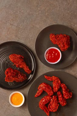 Kızarmış tavuk peyniri fast food kırmızı baharatlı menü Asya biber ürünü iş sosu fotorafi.