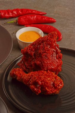 Kızarmış tavuk peyniri fast food kırmızı baharatlı menü Asya biber ürünü iş sosu fotorafi.