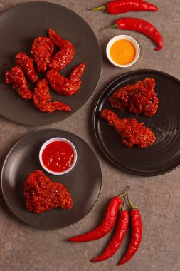 Kızarmış tavuk peyniri fast food kırmızı baharatlı menü Asya biber ürünü iş sosu fotorafi.