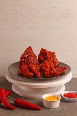 Kızarmış tavuk peyniri fast food kırmızı baharatlı menü Asya biber ürünü iş sosu fotorafi.