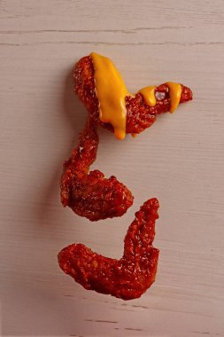 Kızarmış tavuk peyniri fast food kırmızı baharatlı menü Asya biber ürünü iş sosu fotorafi.