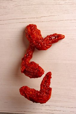 Kızarmış tavuk peyniri fast food kırmızı baharatlı menü Asya biber ürünü iş sosu fotorafi.