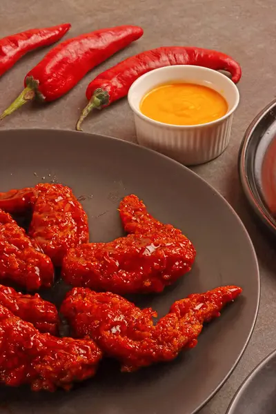 Kızarmış tavuk peyniri fast food kırmızı baharatlı menü Asya biber ürünü iş sosu fotorafi.