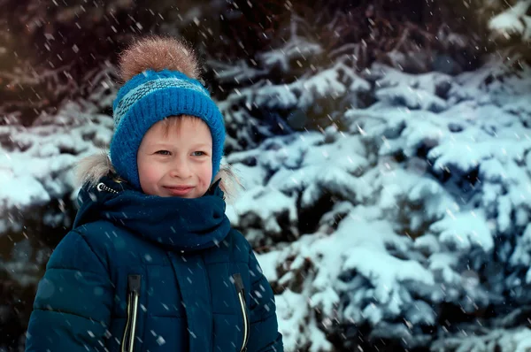 Ребенок Зимней Одежде Улыбается Фоне Заснеженной Елки Идет Снег Высокое — стоковое фото