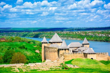 Güneşli bir bahar gününde Dinyester Nehri kıyısındaki Khotyn kalesi, Ukrayna-6 Mayıs 2023. Yüksek kalite fotoğraf