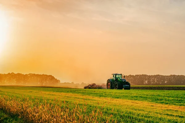 Ein Traktor Auf Einem Feld Pflügt Den Boden Der Morgendämmerung Stockbild