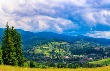 Panorama, Karpatlar Vadisi 'ndeki evlerin dağ manzarası, yaz, turizm. Yüksek kalite fotoğraf