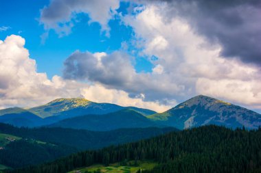 Sabah mavi sisli dağ tepelerinin siluetleri, güzel manzaralar, seyahat. Yüksek kalite fotoğraf