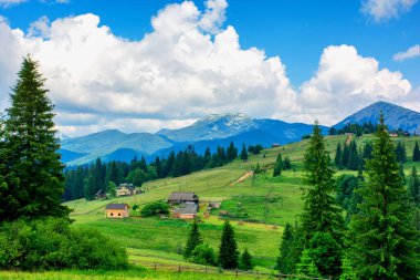 Bir vadideki güzel bir köyün manzarası mavi dağların arka planında, seyahat, tatil. Yüksek kalite fotoğraf