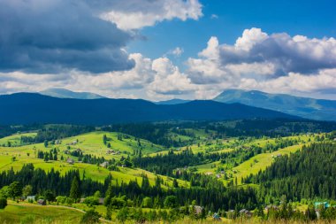 Dağlardaki vadi, kuş bakışı, yürüyüş, seyahat. Yüksek kalite fotoğraf