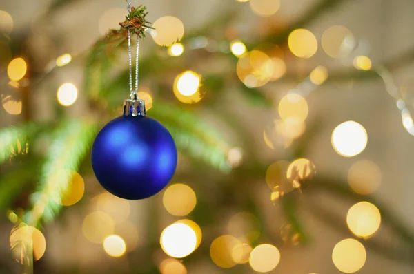 Weihnachtsspielzeug Vor Dem Hintergrund Grüner Fichtenzweige Mit Goldenem Bokeh Hochwertiges Stockfoto
