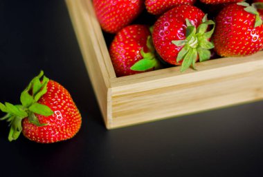 Masadaki sepetin içinde olgun çilekler. Yüksek kalite fotoğraf