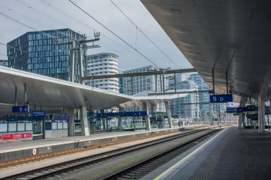 Viyana 'da sabahın erken saatlerinde boş bir tren istasyonu. Yüksek kalite fotoğraf