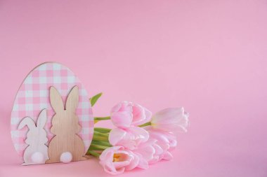 Pembe Laleli Paskalya Madalyası. Pembe Arkaplanda Kopya Uzayı. Yüksek kalite fotoğraf