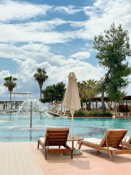 Havuzun yakınındaki dinlenme alanında güneş panelleri, kapalı şemsiyeler, çeşmeler ve köprüler var, insan yok. Yüksek kalite fotoğraf