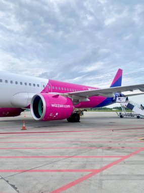 Macaristan, Budapeşte-12 Mayıs 2024: Visee uçakları havaalanına yolcu indiriyor. Yüksek kalite fotoğraf