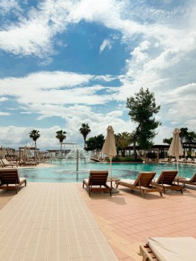 Havuzun yakınındaki dinlenme alanında güneş panelleri, kapalı şemsiyeler, çeşmeler ve köprüler var, insan yok. Yüksek kalite fotoğraf