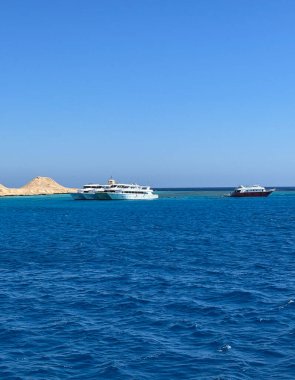Mavi denizin ufuklarında yatlar güneşli bir yaz gününde açık gökyüzü, tatil, tatil, bir gemide yelken açmak. Yüksek kalite fotoğraf