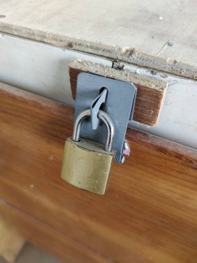 Asma kilit İnşaat Alanında Ahşap Dolap Güvence Altında