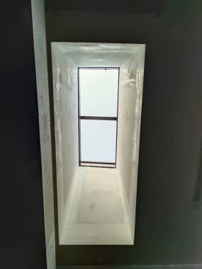 Tamamlanmamış bir İnşaat Evinde tavan penceresi