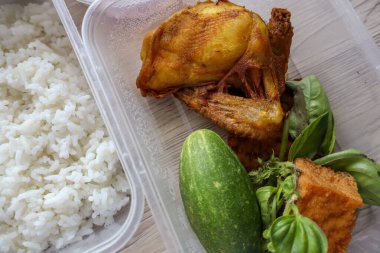 Geleneksel Endonezya yemeği kızarmış tavuk, tofu, tempeh, taze sebze, beyaz pirinç, sambal pekel ve şekersiz çay içerir.