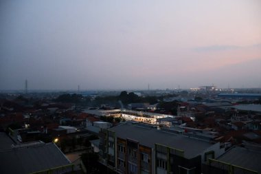 Bandung, Endonezya - 05.31.2024: Gece sahnesi, Güney Bandung 'daki yoğun nüfuslu yerleşim bölgesinde bir gece pazarının havadan görünüşü