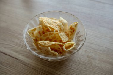 Surabaya 'dan geleneksel Endonezya atıştırmalıkları, tatlı tempeh sagu cipsleri