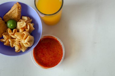 Batagor ve Siomay yanında Fıstık Sosu ve Portakal Suyu Bandung 'dan geleneksel bir Endonezya yemeği.