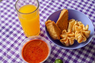Batagor ve Siomay yanında Fıstık Sosu ve Portakal Suyu Bandung 'dan geleneksel bir Endonezya yemeği.