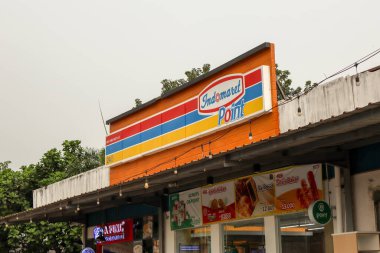 Purwakarta, Endonezya - 4 Haziran: Indomaret Point Mini-Market İmza Panosu