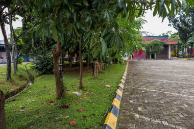 Purwakarta, Endonezya - 3 Haziran - Purwakarta km, Endonezya, Güneydoğu Asya 'daki Otoyol Mola Pistindeki Geniş Paved Park Alanı. Indomaret ile, Yomart mağazası perakende,