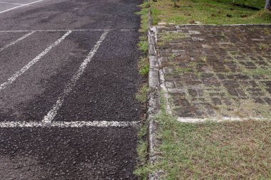 Purwakarta, Endonezya - 3 Haziran - Purwakarta km, Endonezya, Güneydoğu Asya 'daki Otoyol Mola Pistindeki Geniş Paved Park Alanı. Indomaret ile, Yomart mağazası perakende,