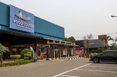 Purwakarta, Endonezya - 3 Haziran: Karayolu Dinlenme Alanı Foodcourt Sponsoru Aqua Maden Suyu