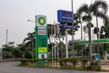 Purbaleunyi Toll Yolu 72, Purwakarta, Endonezya 'daki BP British Petroleum Benzin İstasyonu Alfa Mart ve Kimia Farma eczaneleri gibi destekleyici perakende satış mağazaları ile donatılmıştır.