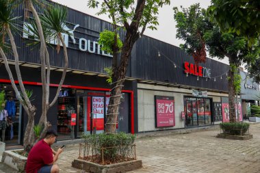 Purwakarta, Endonezya - 3 Haziran: Puma Outlet, Satış Bölgesi ve Maxx Coffee gibi ünlü markaların yer aldığı Dükkanlar Sırası