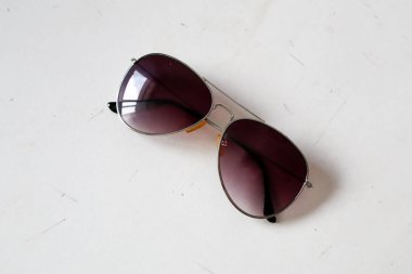 Metal Çerçeveli ve Kırmızımsı Mercekli güneş gözlükleri, tüm güneş gözlüklerinin bedeni eski görünüyor ama yine de güzel.