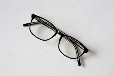 Gözlüklerin Çeşitliliği: Okuma, Reçete, Nötr, Plastik ve Metal Çerçeveli Moda