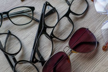 Çeşitli Gözlük Türleri Koleksiyonu: Okuma, Reçete, Güneş gözlükleri, Moda ve Tarafsız Gözlükler