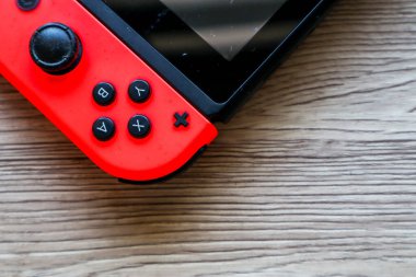Bandung, Endonezya - 7 Haziran 2024: Bir Nintendo Anahtarı ekranı hem açık hem kapalı, çeşitli oyun aksesuarları eşliğinde görüntülendi