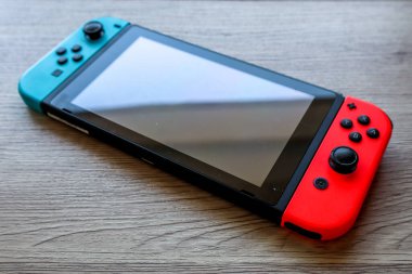 Bandung, Endonezya - 7 Haziran 2024: Bir Nintendo Anahtarı ekranı hem açık hem kapalı, çeşitli oyun aksesuarları eşliğinde görüntülendi