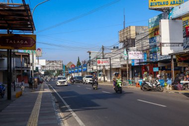 Lembang, Endonezya - 9 Haziran 2024: Lembang, Bandung 'da Sabah Sokak Sahnesi, Dükkanlar ve Sürücülerle
